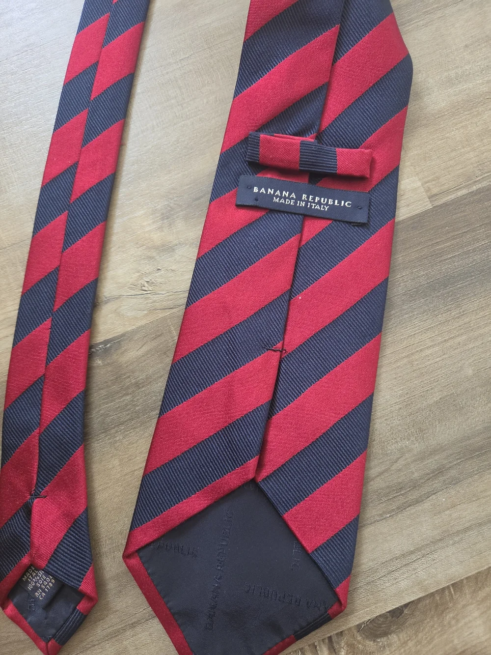 100% silk Ckassic Red Blue strip necktie from Banana Republic